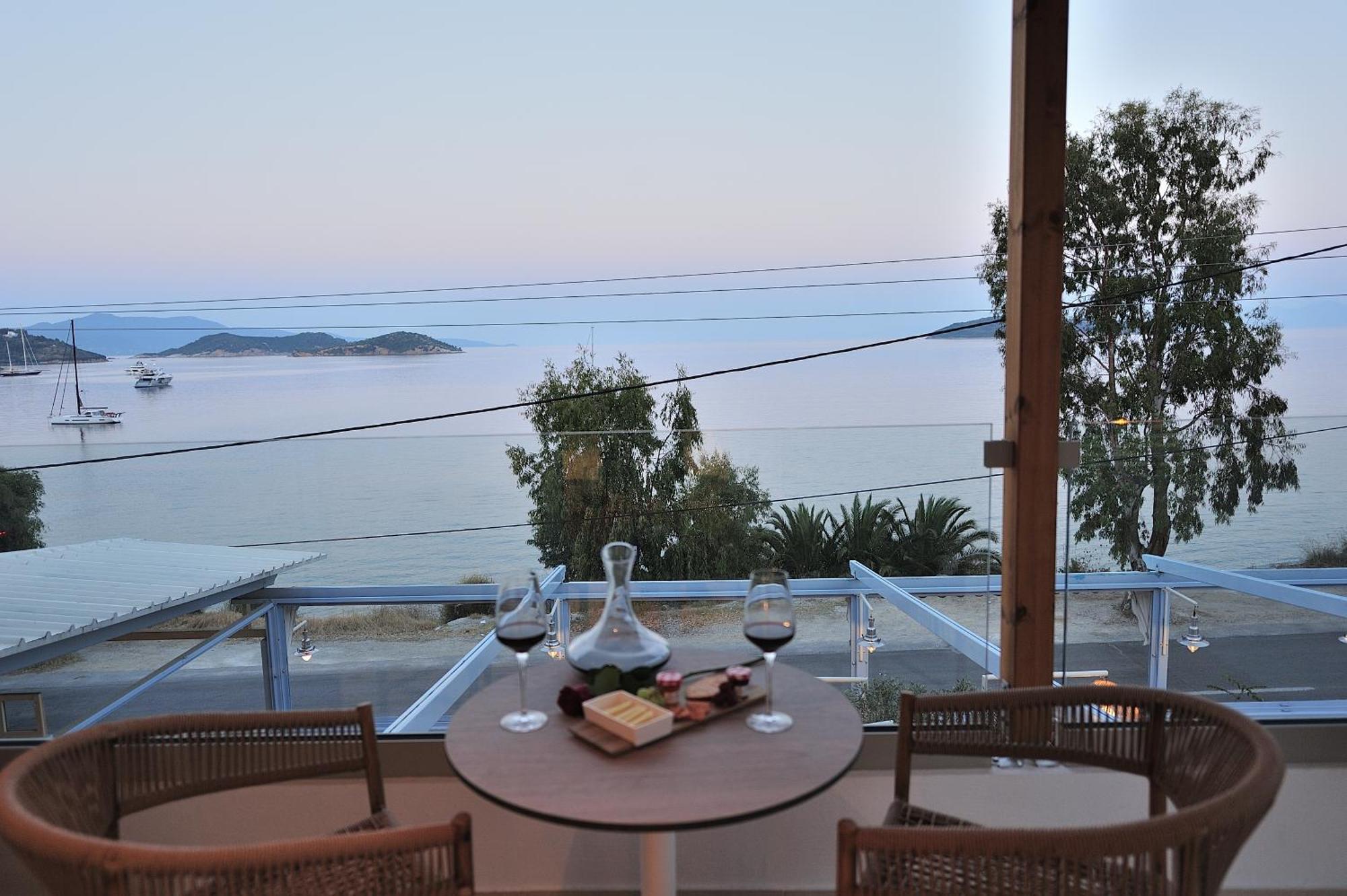 Salty Wave Suites Skiathos Town Exterior photo